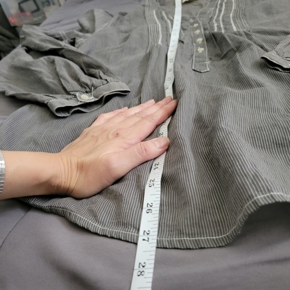 Converse | Gray Pinstripe Boho Peasant Top (SIZE M) - Picture 7 of 9